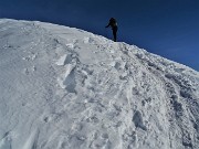 29 Calzati i ramponi, siamo pronti a percorrere con attenzione l'affilata cresta ben innevata  per Cima Grem